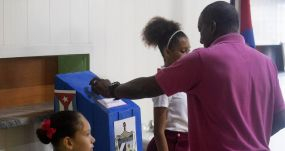 Un hombre vota en el referéndum al matrimonio igualitario, en La Habana, Cuba, el 25 de septiembre. EFE/YANDER ZAMORA
