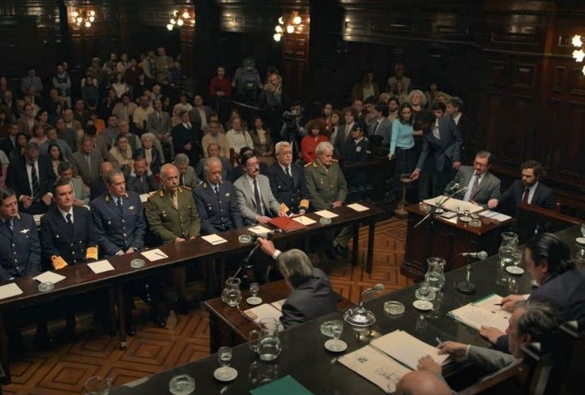 Fotograma de 'Argentina, 1985', la película de Santiago Mitre sobre el Juicio a las Juntas. AMAZON STUDIOS
