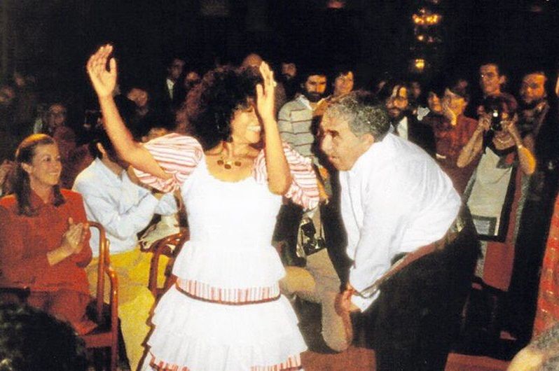 Totó La Momposina, con Gabriel García Márquez, en la entrega del Premio Nobel de Literatura al escritor, en 1982. ARCHIVO