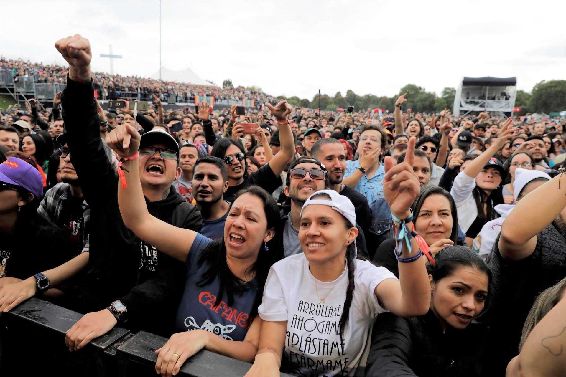 Público del concierto de Totó La Momposina en el Festival Cordillera de Bogotá, Colombia, el 24 de septiembre de 2022. EFE/CARLOS ORTEGA