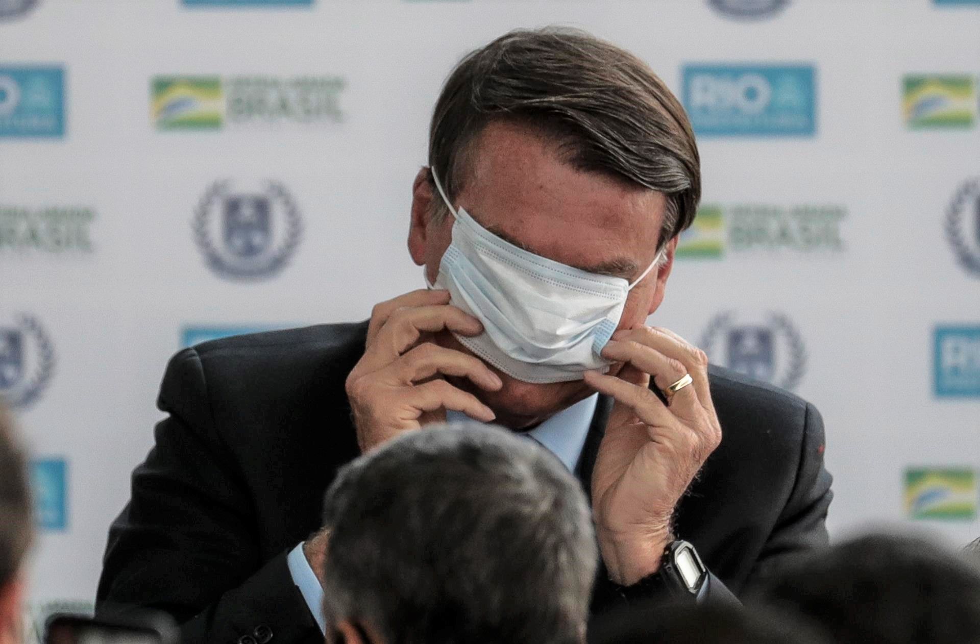 El presidente de Brasil, Jair Bolsonaro, con una mascarilla, el 14 de agosto de 2020, en Río de Janeiro. EFE/ANTONIO LACERDA