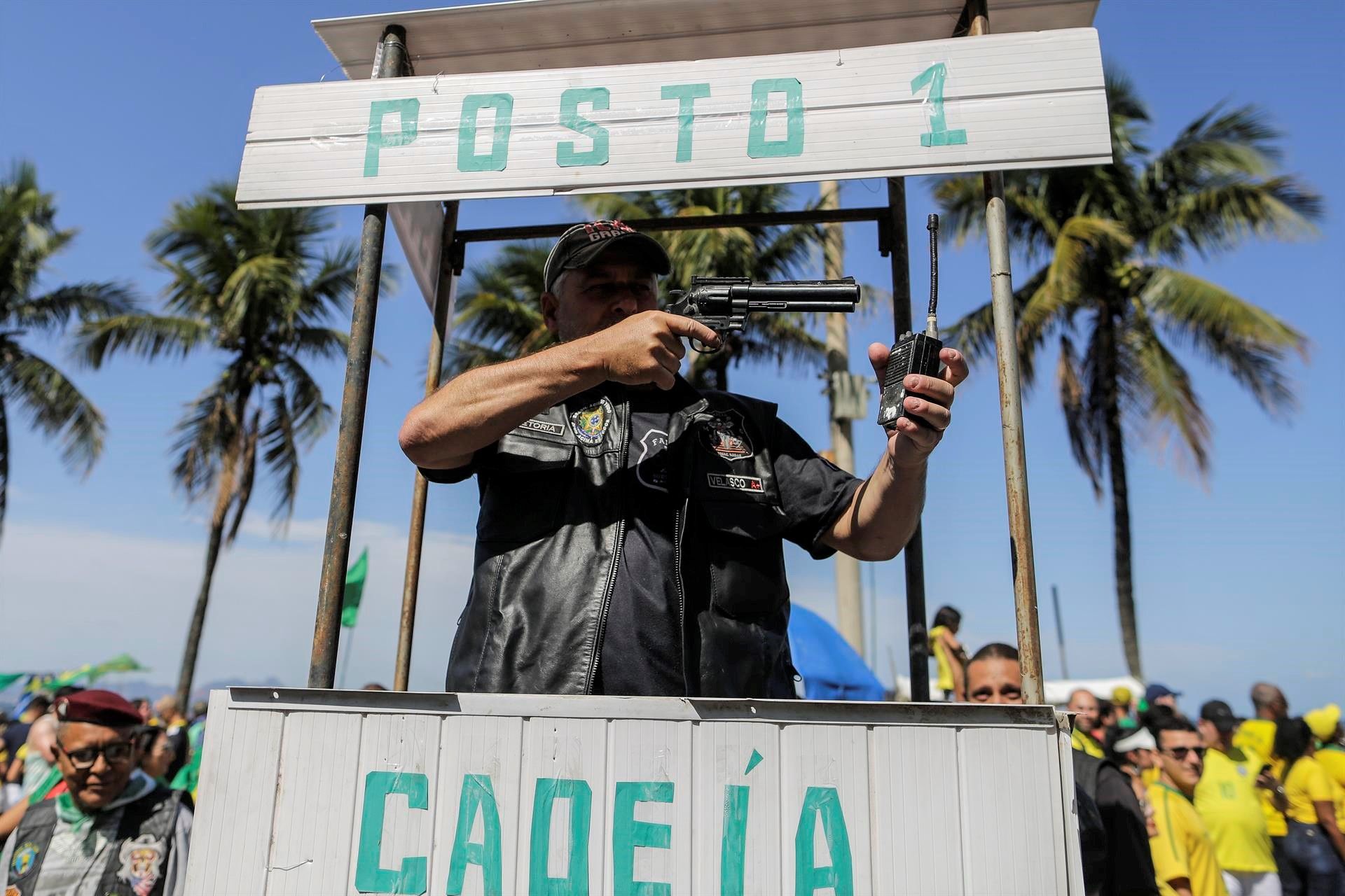 Un seguidor de Jair Bolsonaro con una pistola, en un acto de campaña de las elecciones para la presidencia de Brasil en Río de Janeiro, el 7 de septiembre de 2022. EFE/ANTONIO LACERDA