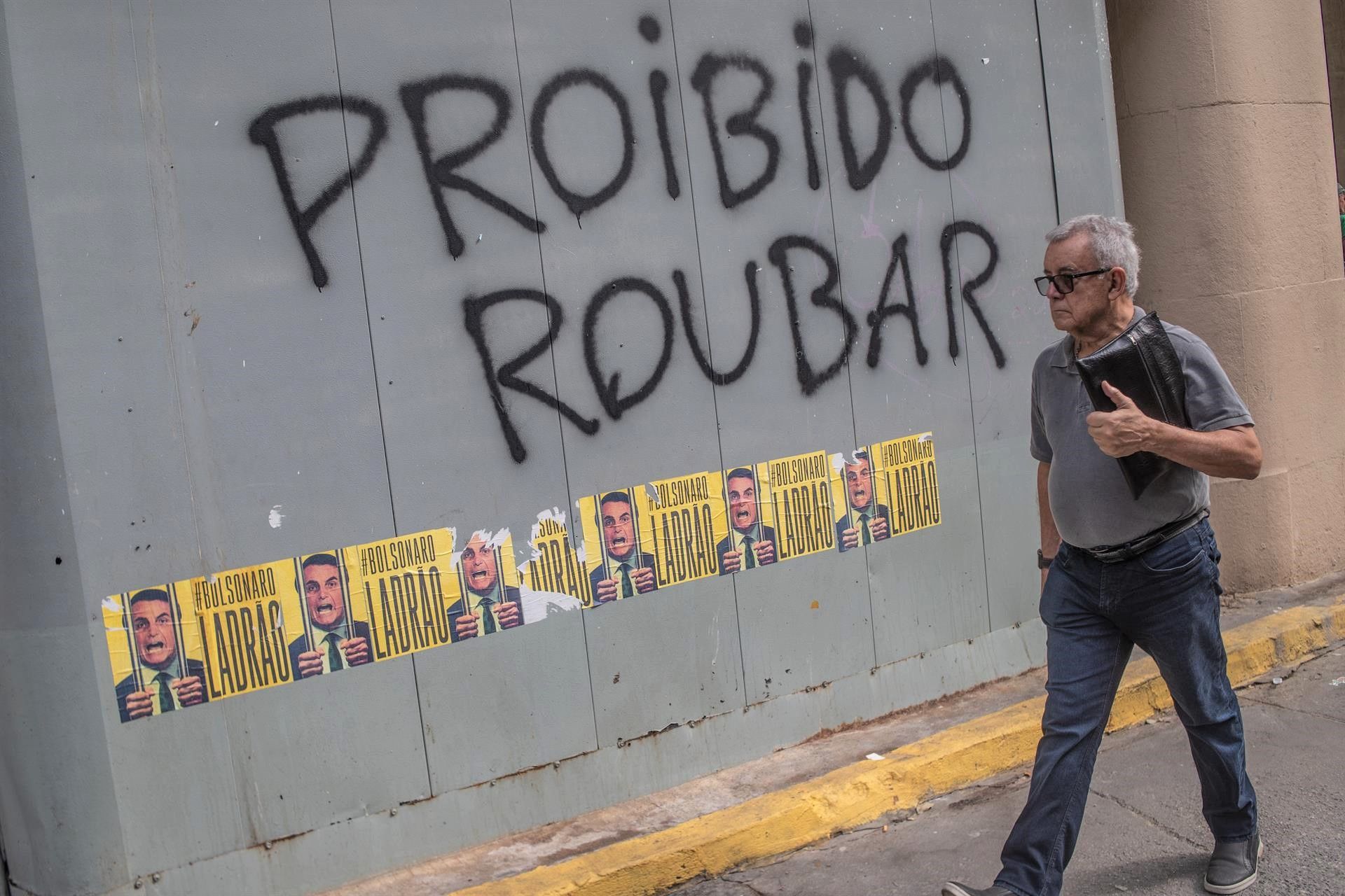 Pintada y carteles contra el presidente de Brasil Jair Bolsonaro, en Río de Janeiro, el 28 de septiembre de 2022. EFE/ANDRÉ COELHO