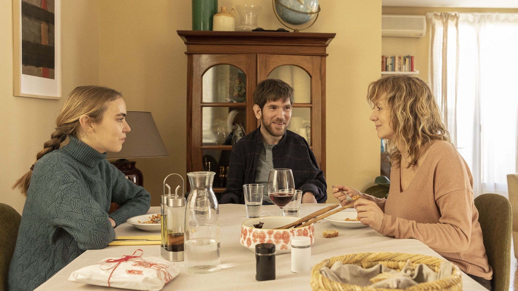 Valèria Sorolla, Telmo Irureta y Emma Suárez, en la película 'La consagración de la primavera', de Fernando Franco. DAVID HERRANZ