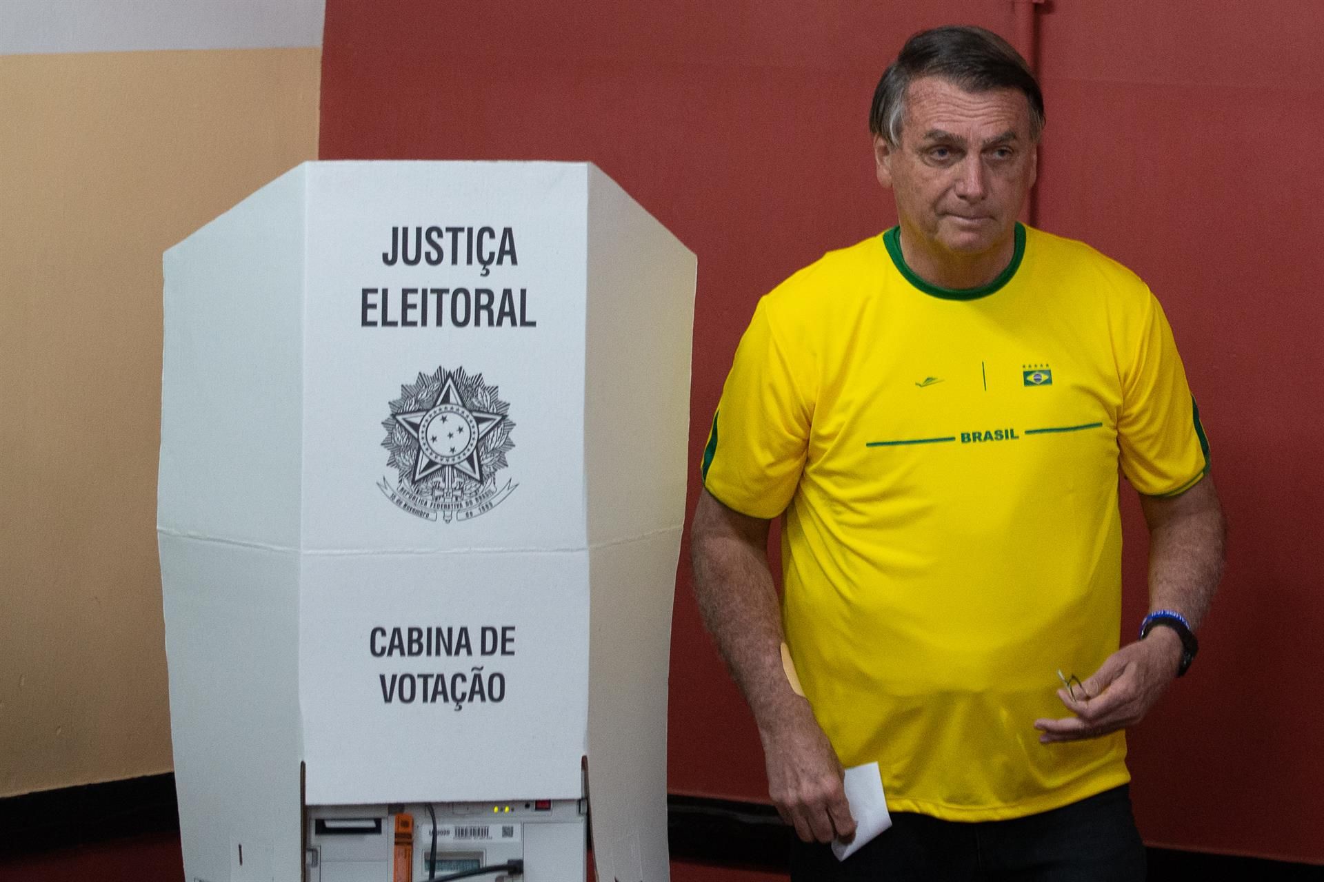 El presidente de Brasil, Jair Bolsonaro, tras votar en Río de Janeiro en la primera vuelta de las elecciones, el 2 de octubre de 2022. EFE/ANDRÉ COELHO