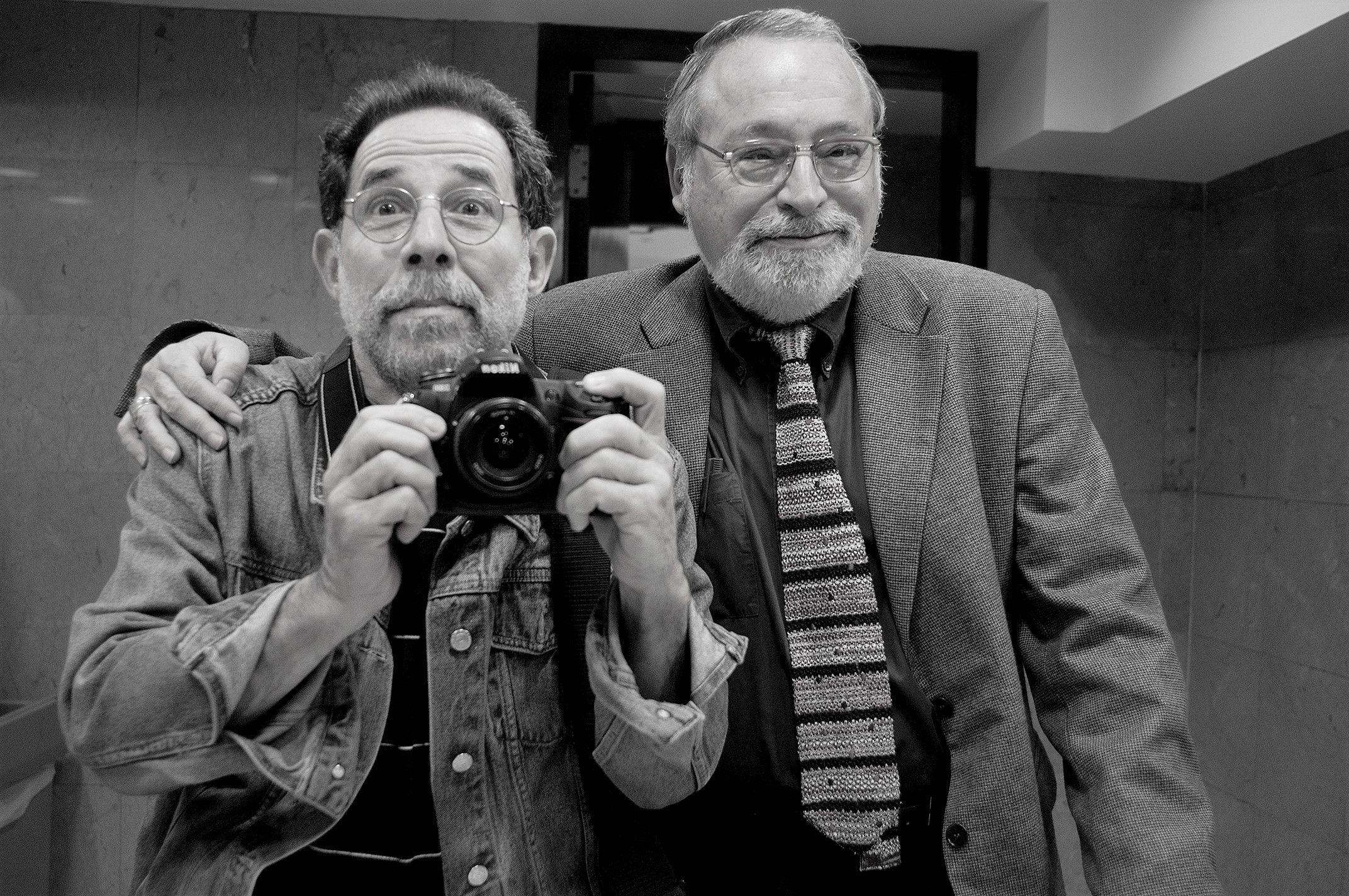 El fotógrafo venezolano Vasco Szinetar con el filósofo español Fernando Savater, en 2014. CORTESÍA