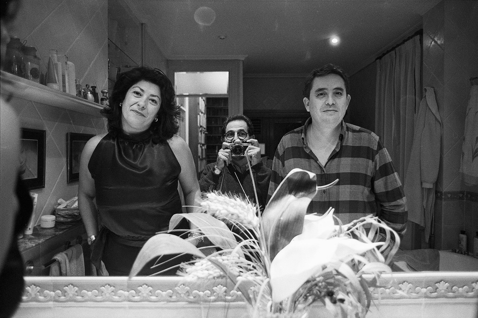 Vasco Szinetar fotografía a los escritores Almudena Grandes y Luis García Montero, en Madrid, en 2003. CORTESÍA