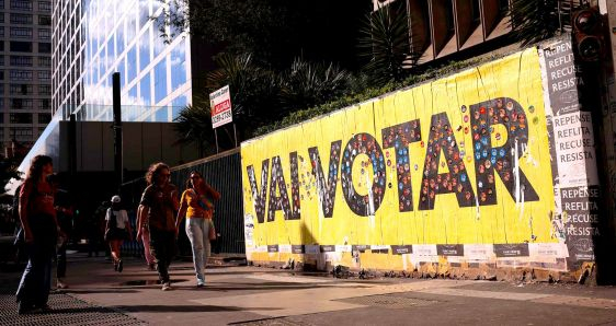 Mural sobre las elecciones en Brasil, en una calle de São Paulo, el  2 de octubre de 2022. EFE/ETTORE CHIEREGUINI