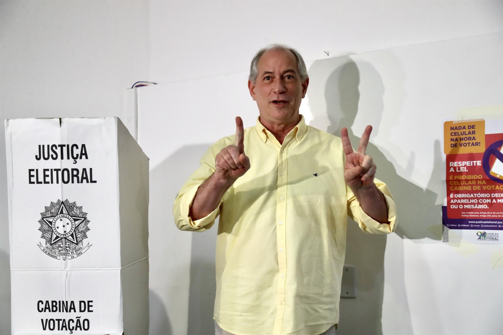 El candidato a la presidencia de Brasil Ciro Gomes, tras votar en las elecciones del 2 de octubre, en Fortaleza. EFE/JARBAS OLIVEIRA El candidato a la presidencia de Brasil Ciro Gomes, tras votar en las elecciones del 2 de octubre, en Fortaleza. EFE/JARBAS OLIVEIRA