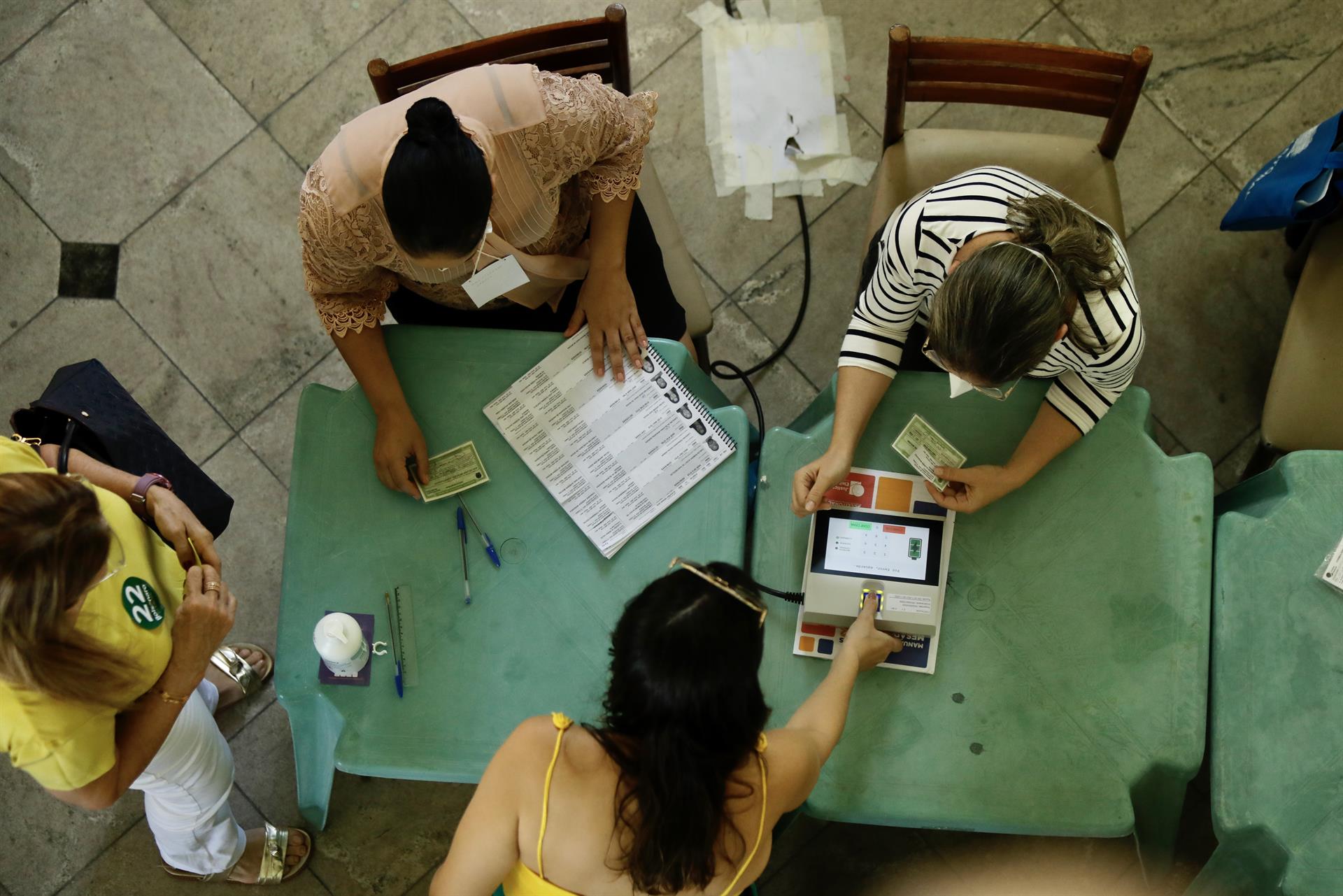 Una ciudadana vota en las elecciones generales en Brasil, en Fortaleza, el 2 de octubre de 2022. EFE/JARBAS OLIVEIRA