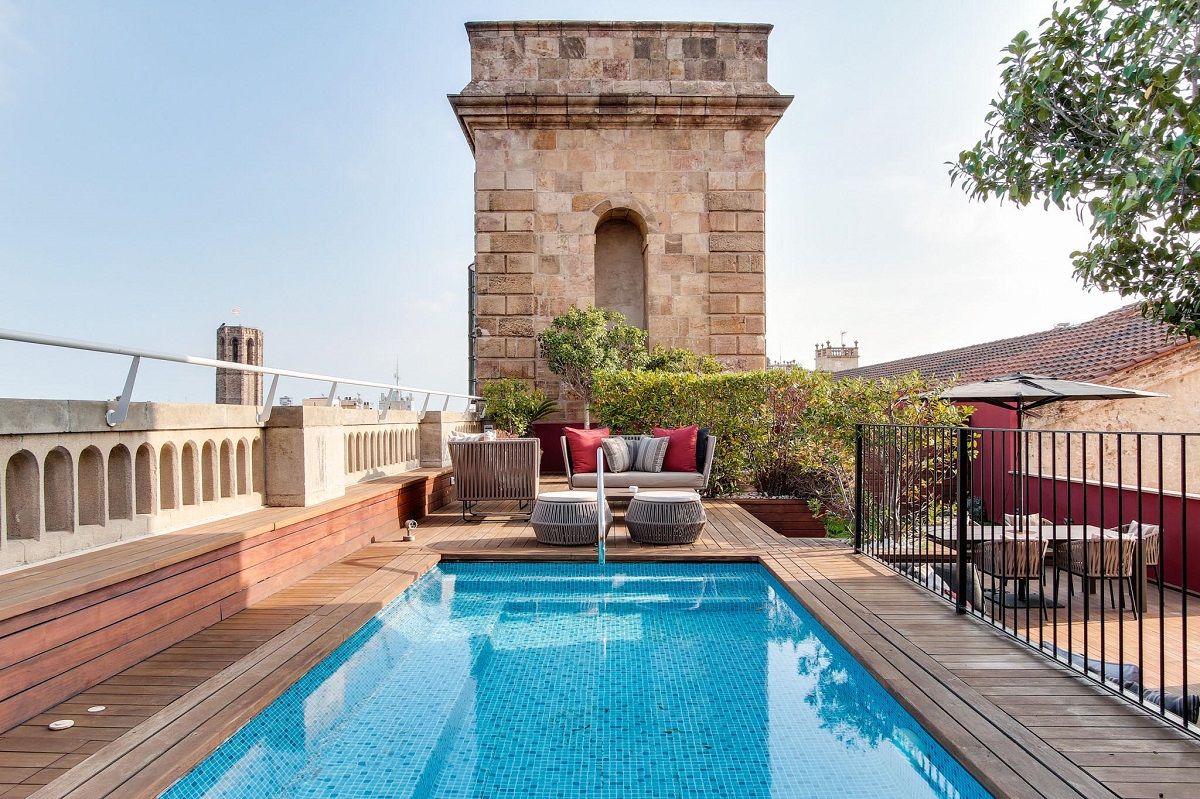 Terraza con piscina del Hotel 1898 de Barcelona.