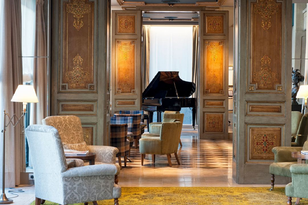 Salón del Hotel Duquesa de Cardona de Barcelona. Salón del Hotel Duquesa de Cardona de Barcelona.