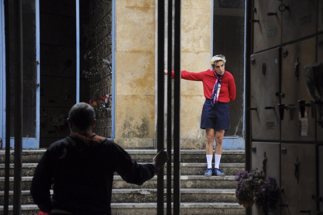 La actriz y dramaturga Analía Couceyro, en la obra teatral 'Nada de carne sobre tu tumba', en el cementerio de la Chacarita de Buenos Aires. VALERIA SESTUA