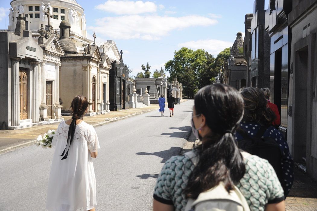 La obra teatral 'Nada de carne sobre tu tumba', en el cementerio de la Chacarita de Buenos Aires. VALERIA SESTUA