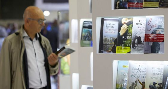 Expositor de la Feria Internacional del Libro Liber, celebrada del 5 al 7 de octubre en el recinto de Gran Via de la Fira de Barcelona.