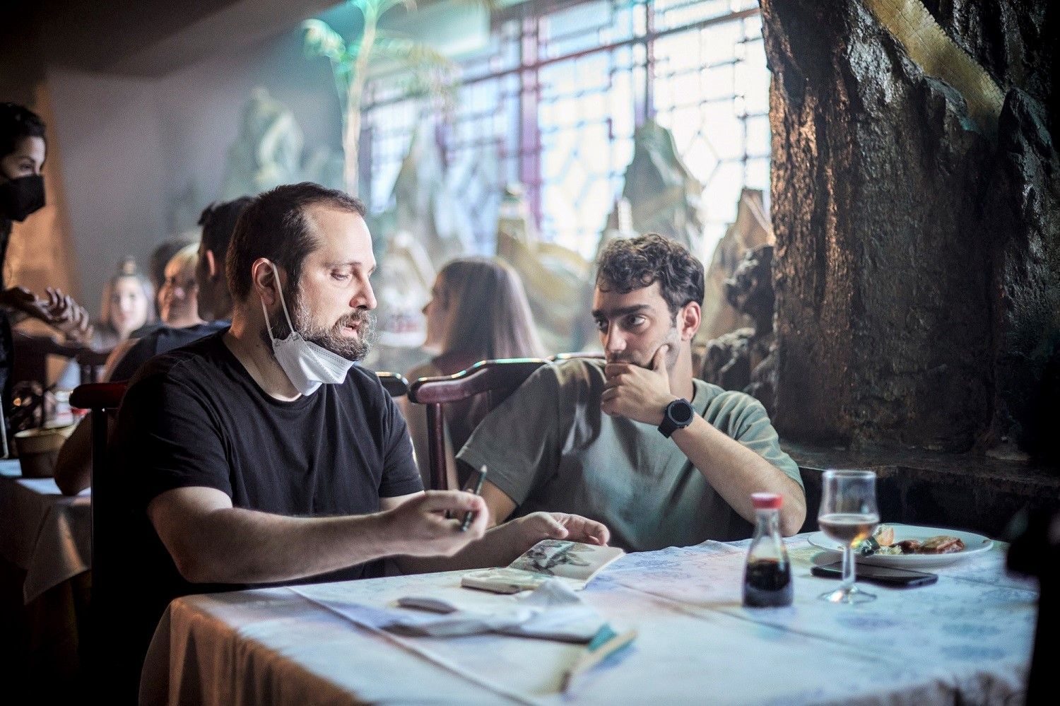 Carlos Vermut y Nacho Sánchez, durante el rodaje de la película 'Mantícora'. B TEAM PICTURES