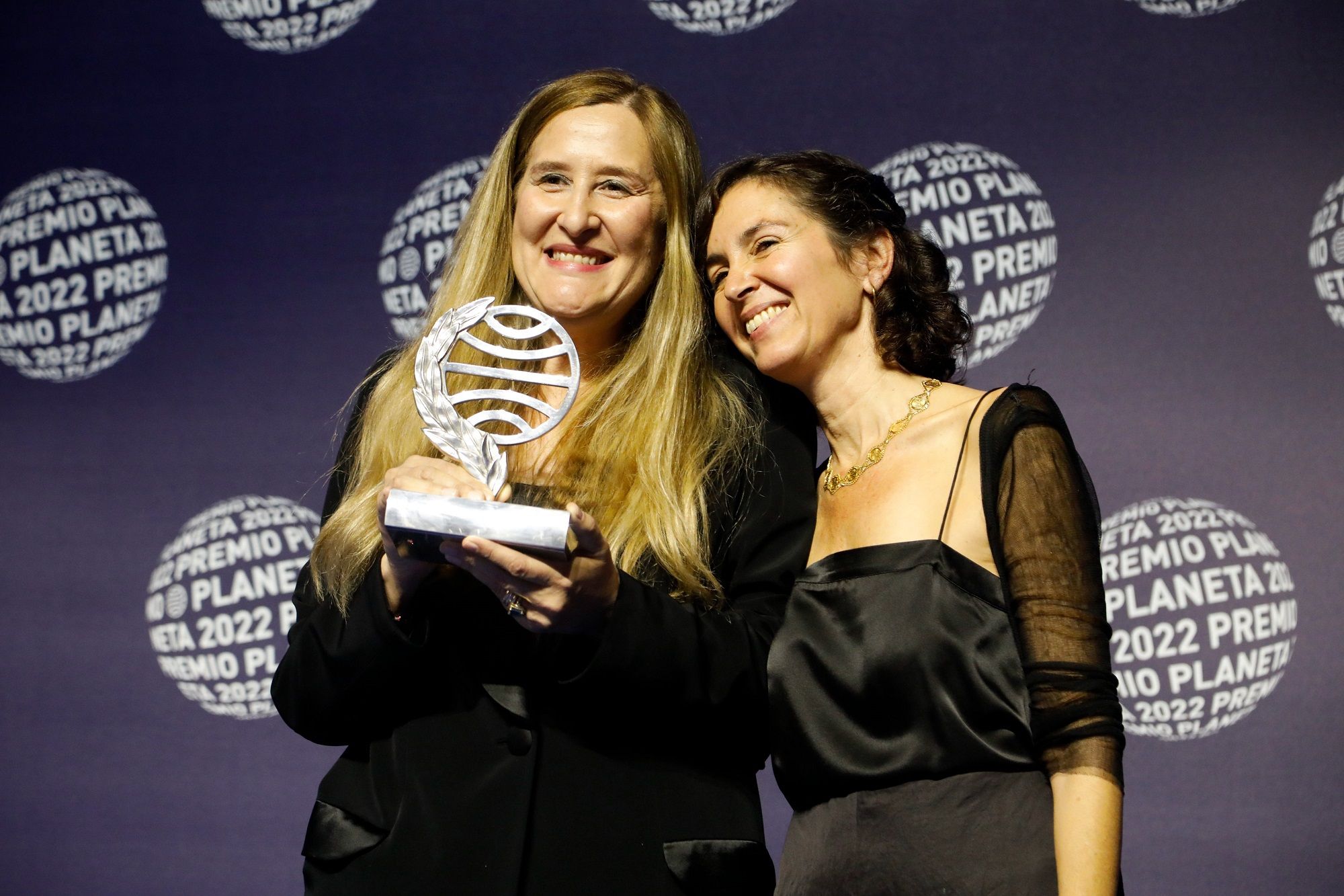 Luz Gabas, tras ganar el Premio Planeta 2022, con Cristina Campos, finalista del certamen. PLANETA