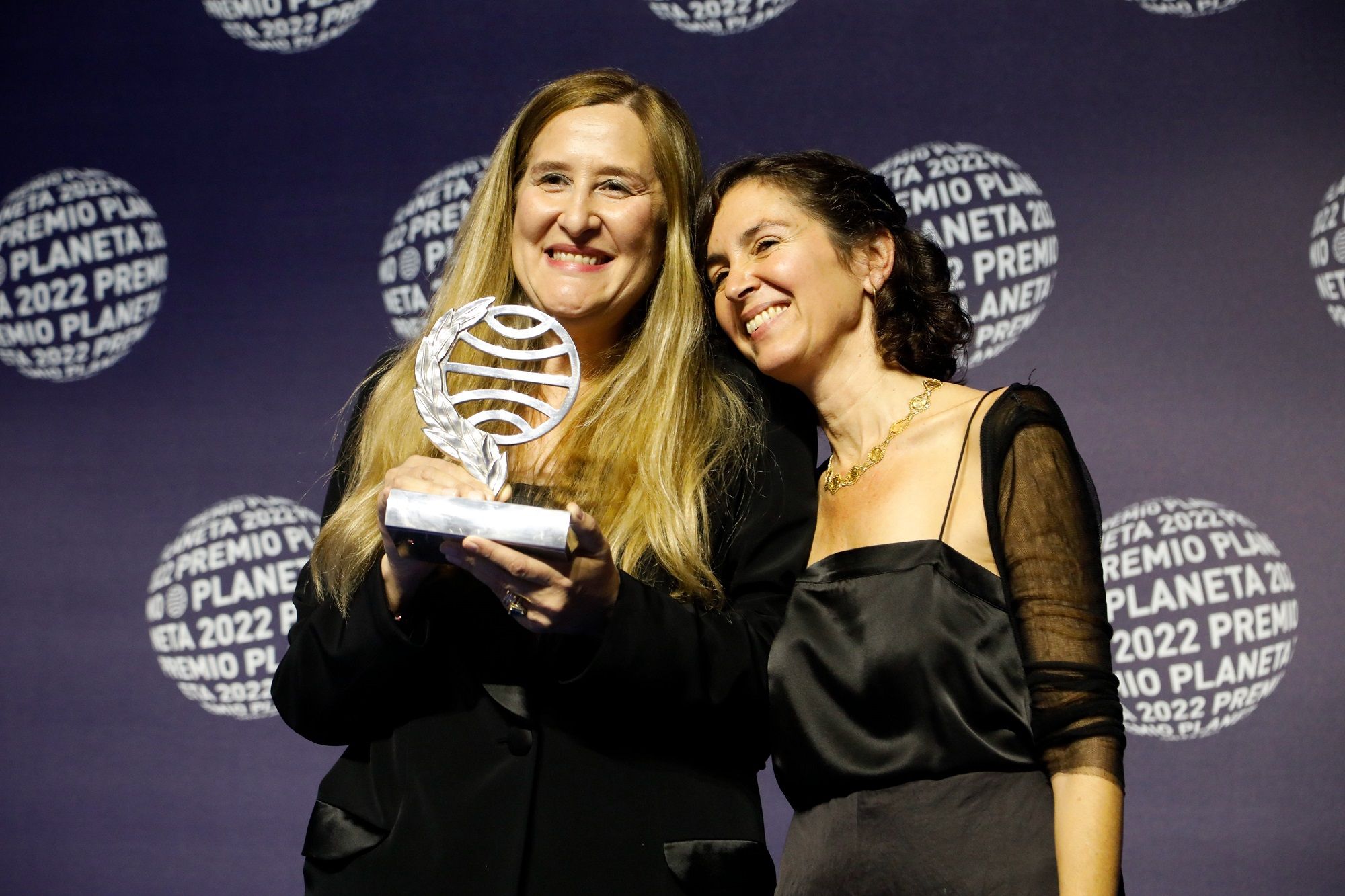 Luz Gabas, tras ganar el Premio Planeta 2022, con Cristina Campos, finalista del certamen. PLANETA Luz Gabas, tras ganar el Premio Planeta 2022, con Cristina Campos, finalista del certamen. PLANETA