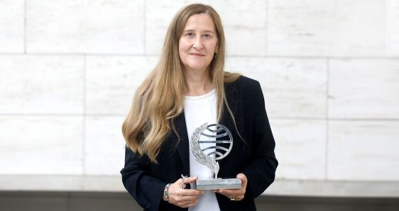 La escritora Luz Gabás, ganadora del Premio Planeta 2022, en Barcelona, este domingo. ARDUINO VANNUCCHI