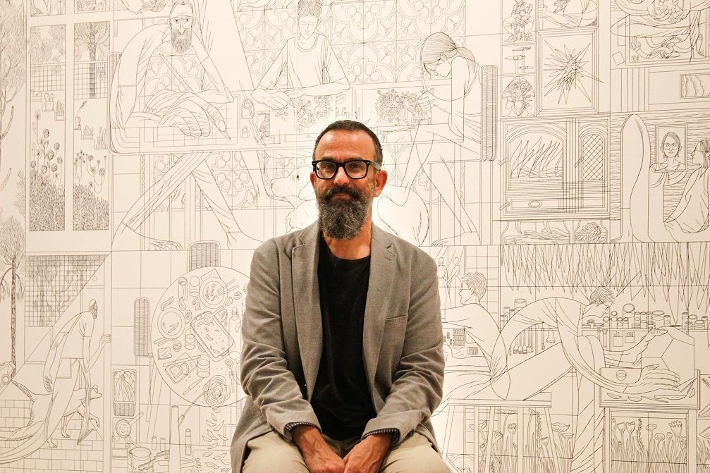El ilustrador Sergio García, en la exposición 'En línea', en el Hospital Real de Granada, el 3 de octubre de 2022. UNIVERSIDAD DE GRANADA