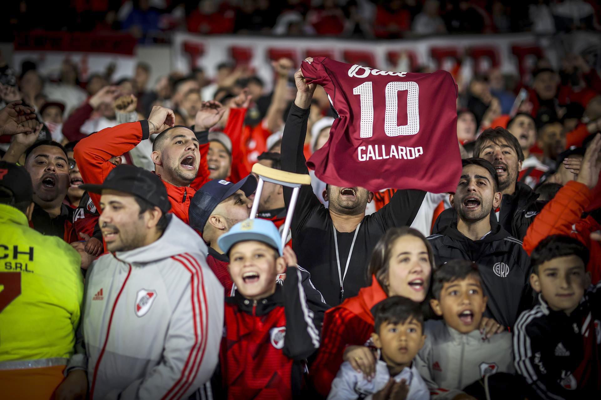 Hinchas de River Plate, en el estadio Monumental de Buenos Aires, en la despedida de Marcelo Gallardo, el 16 de octubre de 2022. EFE/JUAN IGNACIO RONCORONI