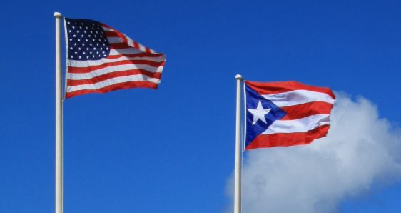 Las banderas de Estados Unidos y Puerto Rico. FLICKR/ARTURO DE LA BARRERA BAJO LICENCIA CC BY-SA 2.0