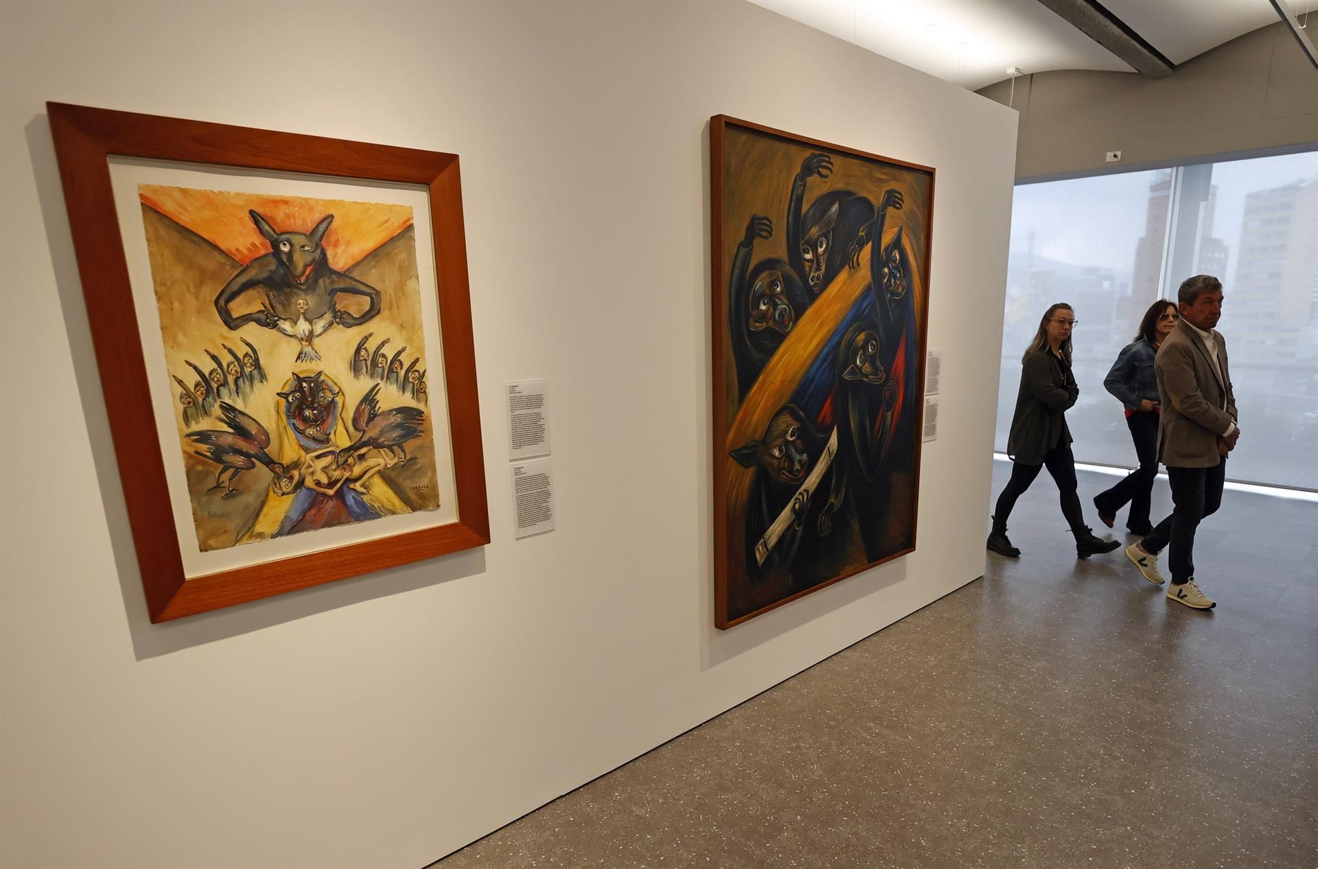 La exposición de la pintora Débora Arango en la sede de Bancolombia en Bogotá, el 20 de octubre. EFE/MAURICIO DUEÑAS CASTAÑEDA