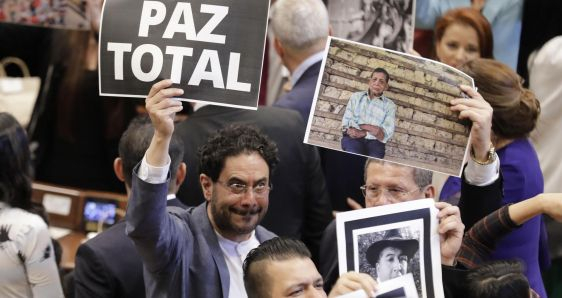 El senador Iván Cepeda, con un cartel a favor de la paz total, en el Congreso de Colombia. EFE/CARLOS ORTEGA