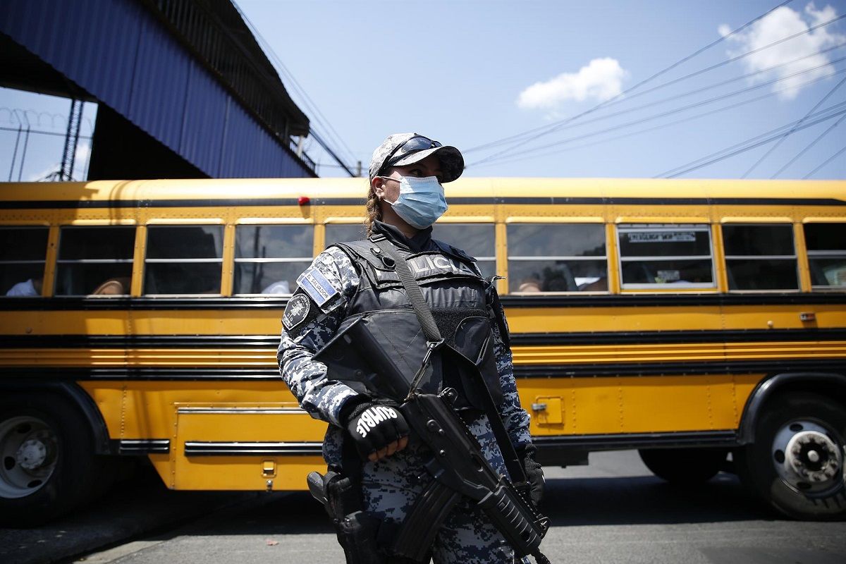 Una agente de policía custodia un autocar con detenidos en San Salvador, el 26 de abril de 2022. EFE/RODRIGUO SURA 4 Una agente de policía custodia un autocar con detenidos en San Salvador, el 26 de abril de 2022. EFE/RODRIGUO SURA 4