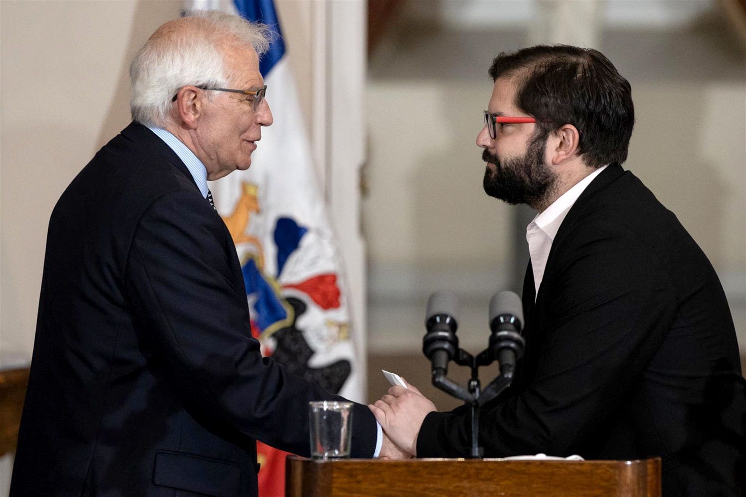 El responsable de Política Exterior de la Unión Europea, Josep Borrell,y el presidente de Chil,e Gabriel Boric, en el Palacio de la Moneda, el 27 de abril de 2022. EFE/ALBERTO VALDÉS