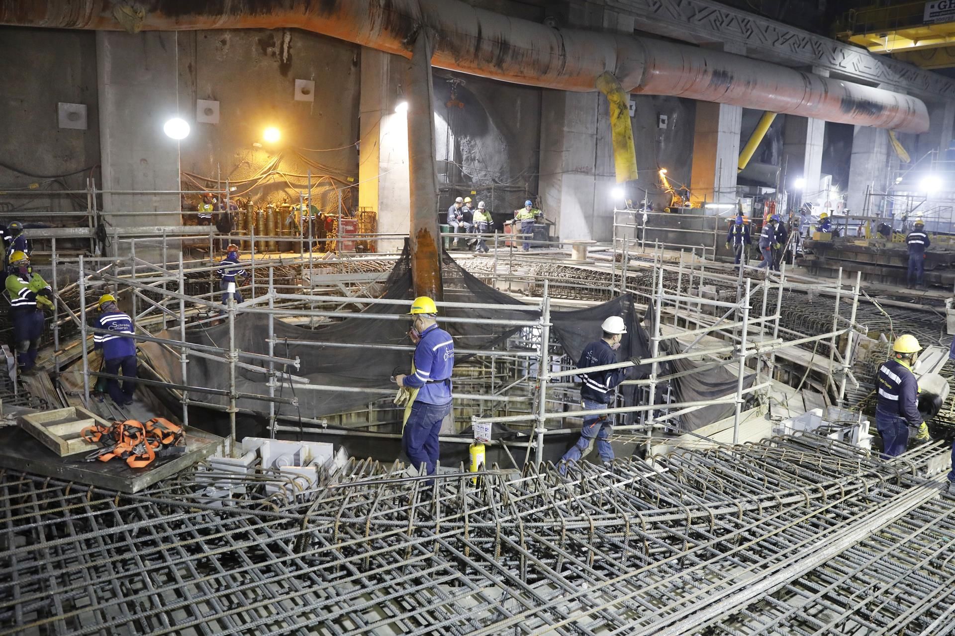 Trabajadores en la sala de máquinas de la central hidroeléctrica de Hidroituango, en Colombia. EFE/CARLOS ORTEGA Trabajadores en la sala de máquinas de la central hidroeléctrica de Hidroituango, en Colombia. EFE/CARLOS ORTEGA