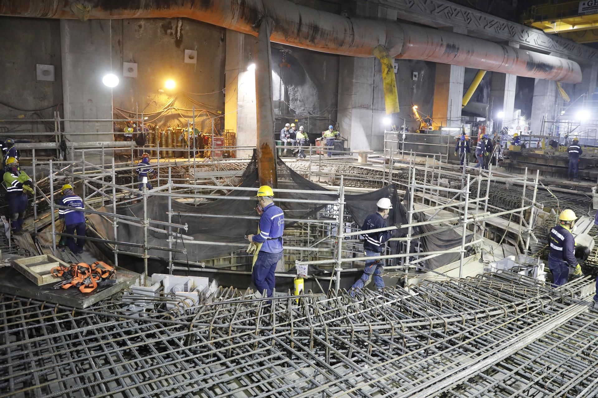 Trabajadores en la sala de máquinas de la central hidroeléctrica de Hidroituango, en Colombia. EFE/CARLOS ORTEGA