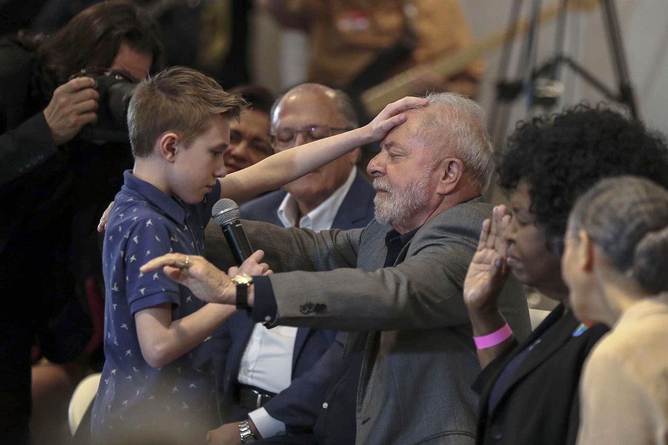 Lula da Silva recibe una oración de David Mikami, en un acto en campaña con evangélicos en São Paulo, el 25 de octubre de 2022. EFE/SEBASTIAO MOREIRA