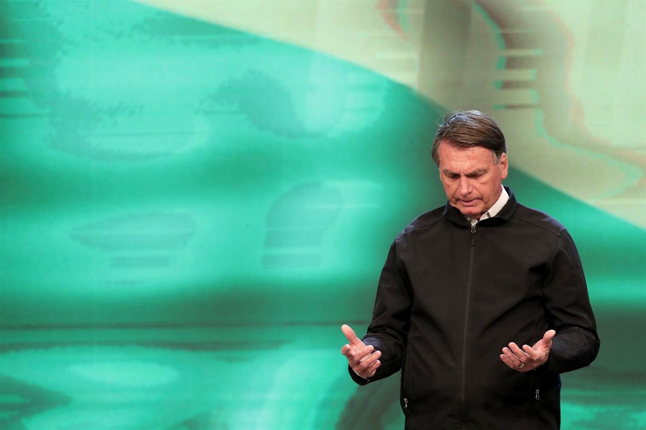 El presidente de Brasil, Jair Bolsonaro, reza en un acto con evangélicos, en Río de Janeiro, el 15 de septiembre de 2022. EFE/ANDRÉ COELHO El presidente de Brasil, Jair Bolsonaro, reza en un acto con evangélicos, en Río de Janeiro, el 15 de septiembre de 2022. EFE/ANDRÉ COELHO