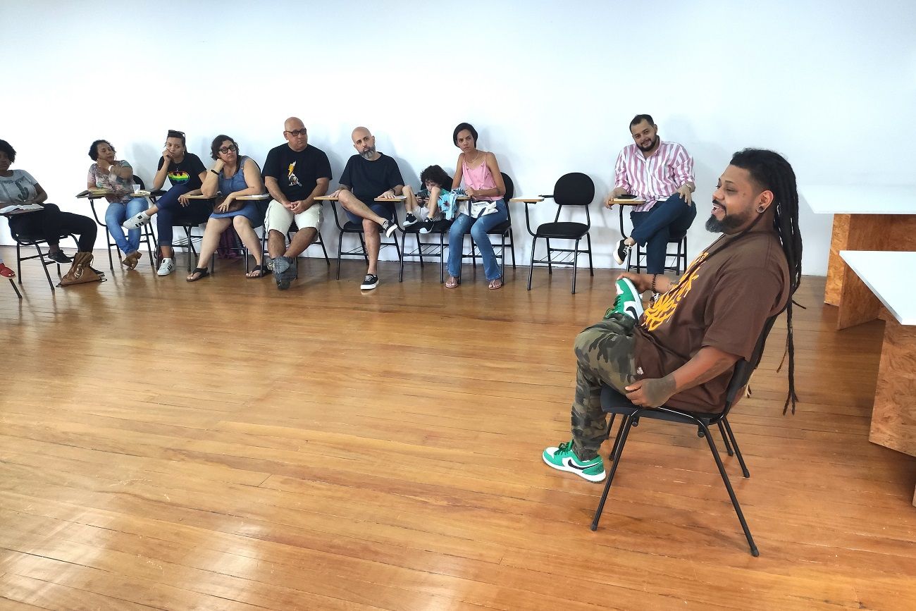 Léo Matrapilho (derecha), en una reunión de la iglesia Redençao Baixada, en Nilópolis, Brasil. HÉCTOR ESTEPA