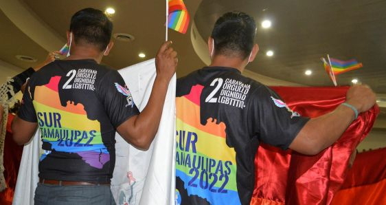 Integrantes de la comunidad LGBTI, en el Congreso de Tamaulipas, celebran la aprobación de los matrimonios igualitarios, el 26 de octubre. EFE/JOSÉ MARTÍNEZ