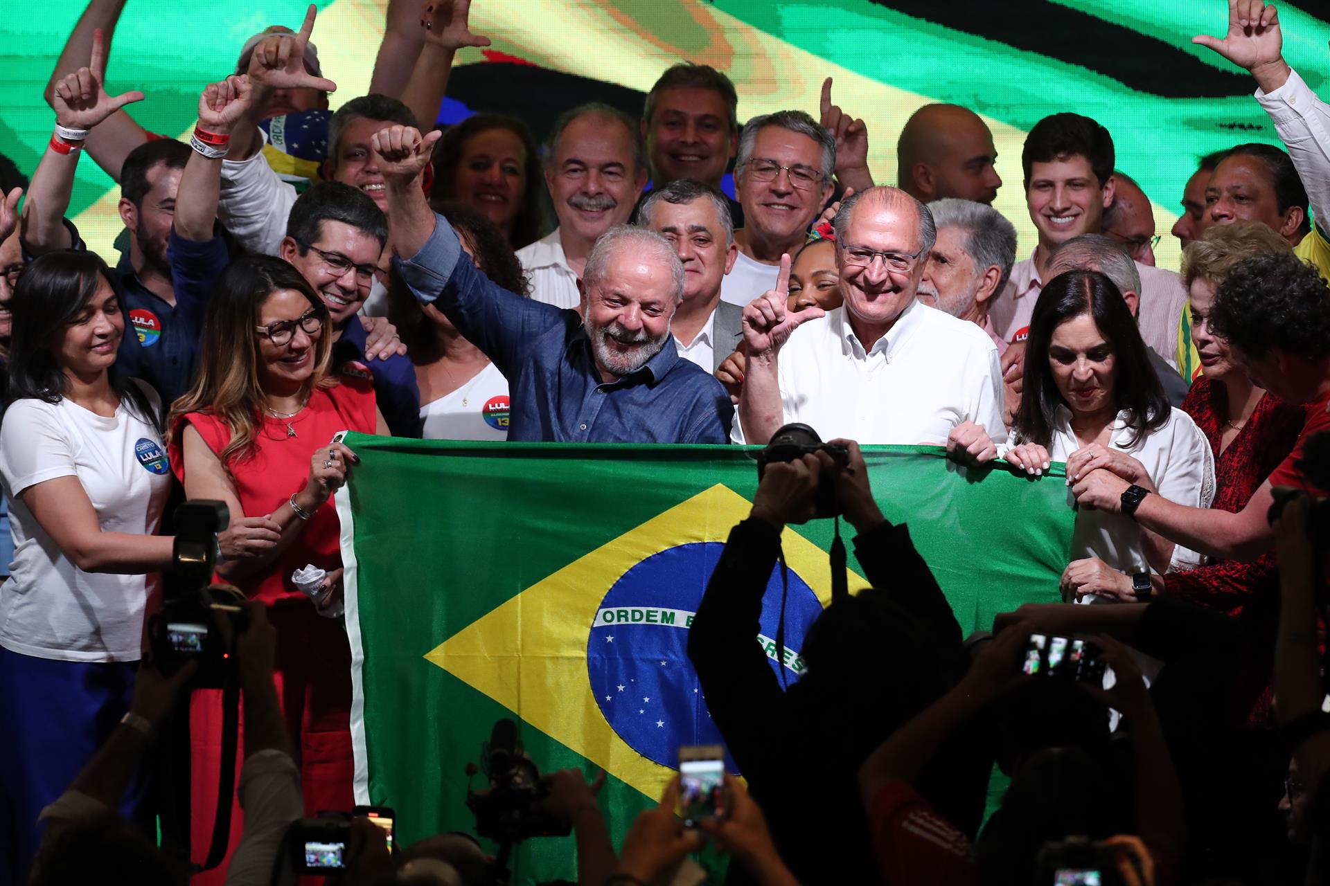 Luiz Inácio Lula da Silva celebra la victoria en las elecciones presidenciales de Brasil, en São Paulo, este domingo. EFE/SEBASTIAO MOREIRA