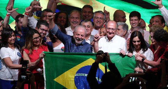 Luiz Inácio Lula da Silva celebra la victoria en las elecciones presidenciales de Brasil, en São Paulo, este domingo. EFE/SEBASTIAO MOREIRA