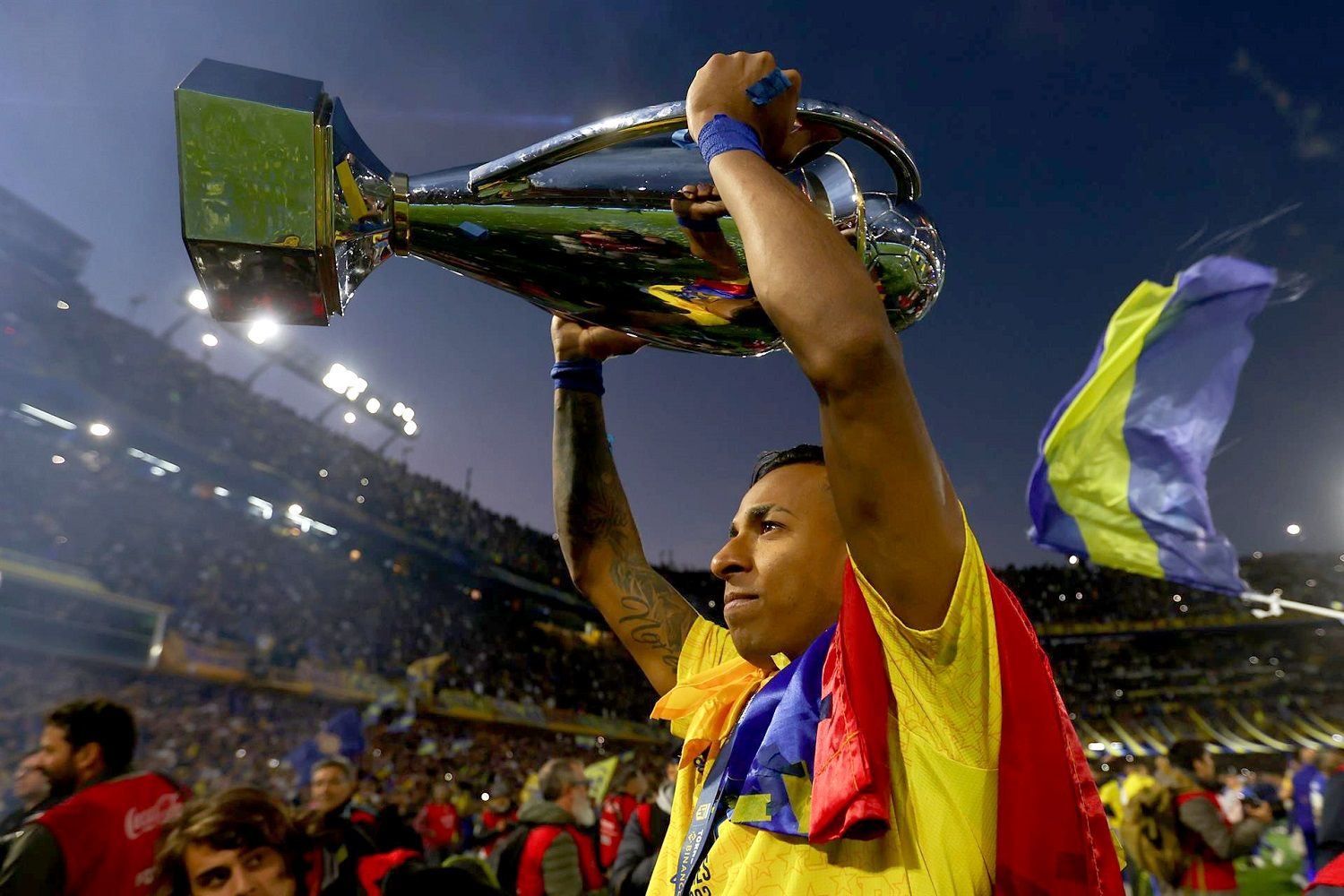 El futbolista Sebastián Villa, de Boca Juniors, con el trofeo de la Liga de Argentina, en La Bombonera, el 23 de octubre de 2022. EFE/JUAN IGNACIO RONCORONI