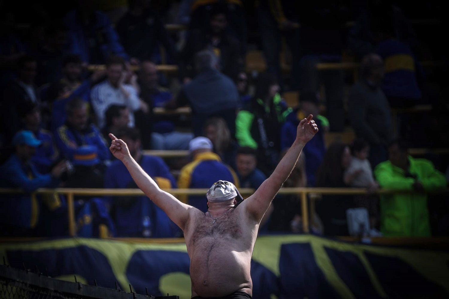 Un aficionado de Boca anima a su equipo en el partido contra Independiente, en La Bombonera, Buenos Aires, el 23 de octubre de 2022. EFE/JUAN IGNACIO RONCORONI Un aficionado de Boca anima a su equipo en el partido contra Independiente, en La Bombonera, Buenos Aires, el 23 de octubre de 2022. EFE/JUAN IGNACIO RONCORONI