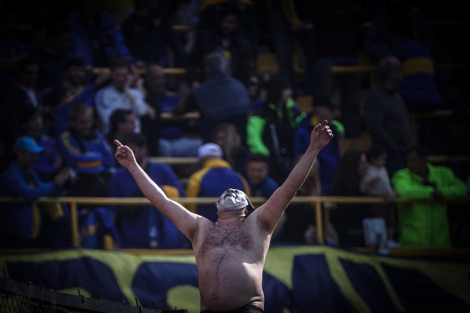 Un aficionado de Boca anima a su equipo en el partido contra Independiente, en La Bombonera, Buenos Aires, el 23 de octubre de 2022. EFE/JUAN IGNACIO RONCORONI