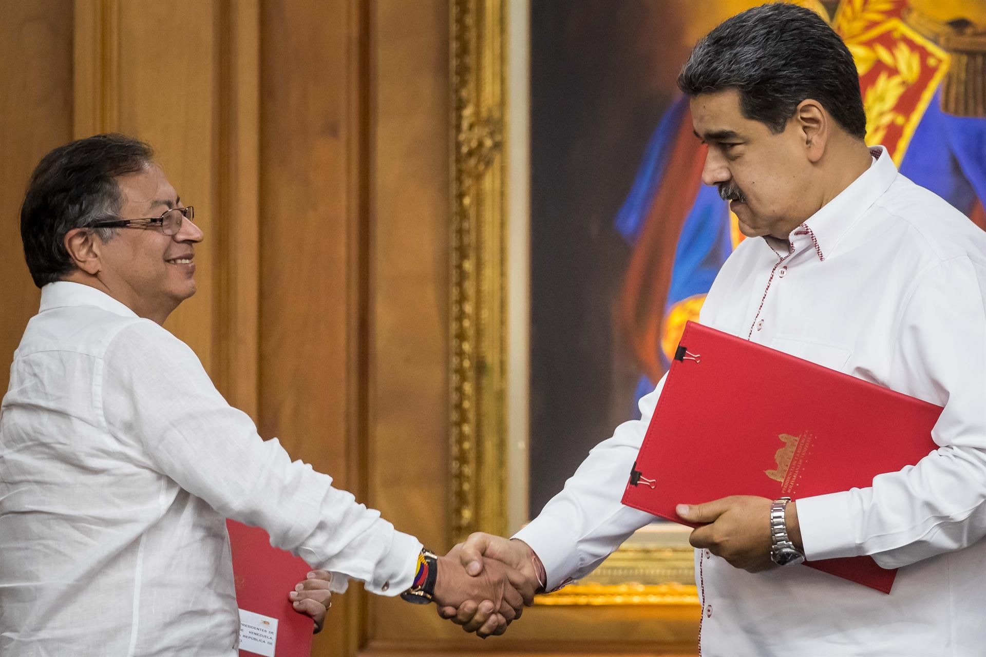 El presidente de Colombia, Gustavo Petro, y el de Venezuela, Nicolás Maduro, en el Palacio de Miraflores de Caracas, el 1 de noviembre. EFE/RAYNER PEÑA El presidente de Colombia, Gustavo Petro, y el de Venezuela, Nicolás Maduro, en el Palacio de Miraflores de Caracas, el 1 de noviembre. EFE/RAYNER PEÑA