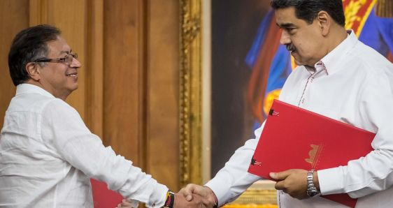 El presidente de Colombia, Gustavo Petro, y el de Venezuela, Nicolás Maduro, en el Palacio de Miraflores de Caracas, el 1 de noviembre. EFE/RAYNER PEÑA