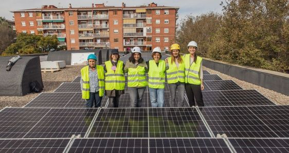 Equipamientos sostenibles: placas solares en la cubierta del colegio Charles Darwin del Prat de Llobregat. DIPUTACIÓN DE BARCELONA