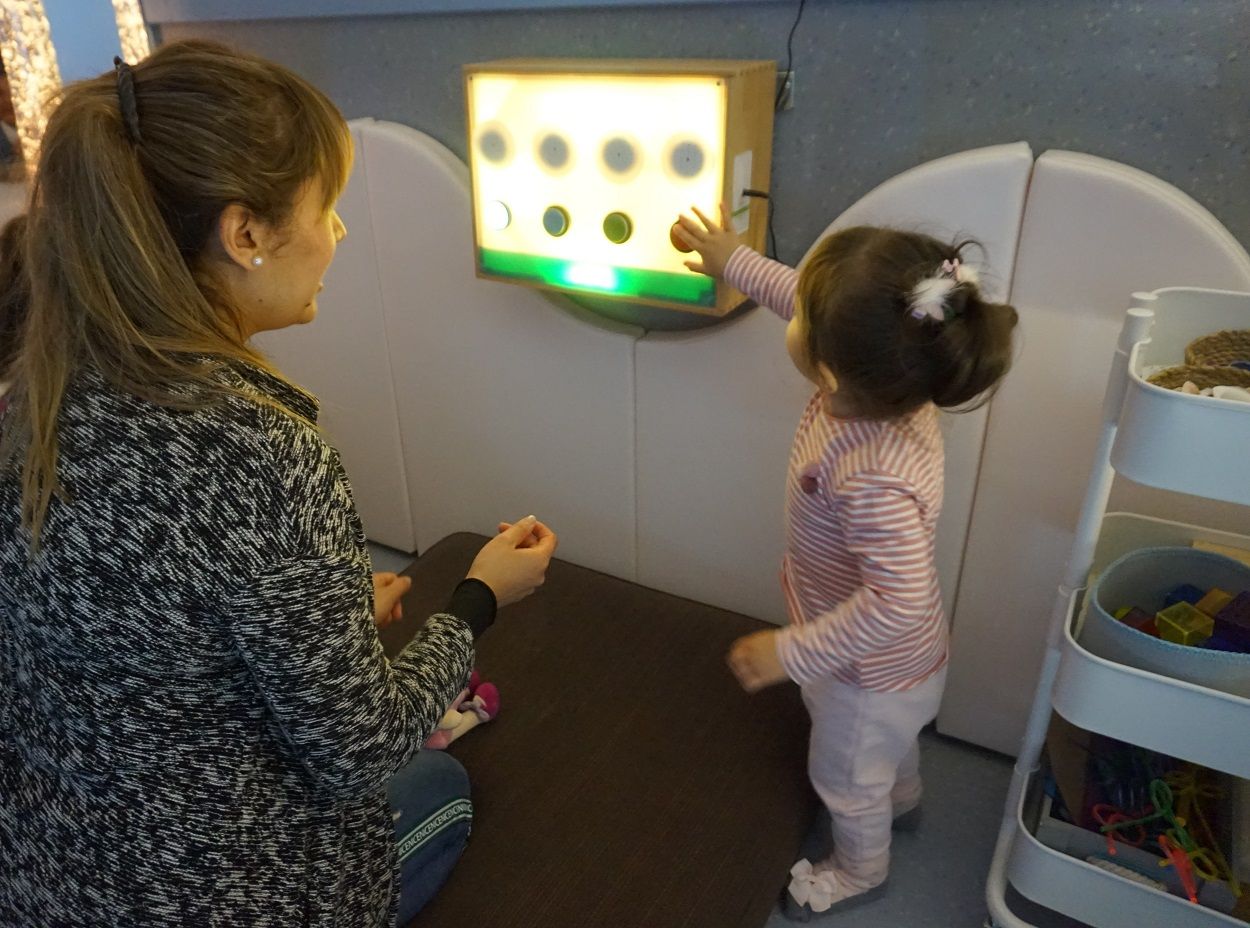 Equipamientos integradores: la guardería Casa del Molí, de L’Hospitalet de Llobregat, dispone de aulas multisensoriales. DIPUTACIÓN DE BARCELONA Equipamientos integradores: la guardería Casa del Molí, de L’Hospitalet de Llobregat, dispone de aulas multisensoriales. DIPUTACIÓN DE BARCELONA