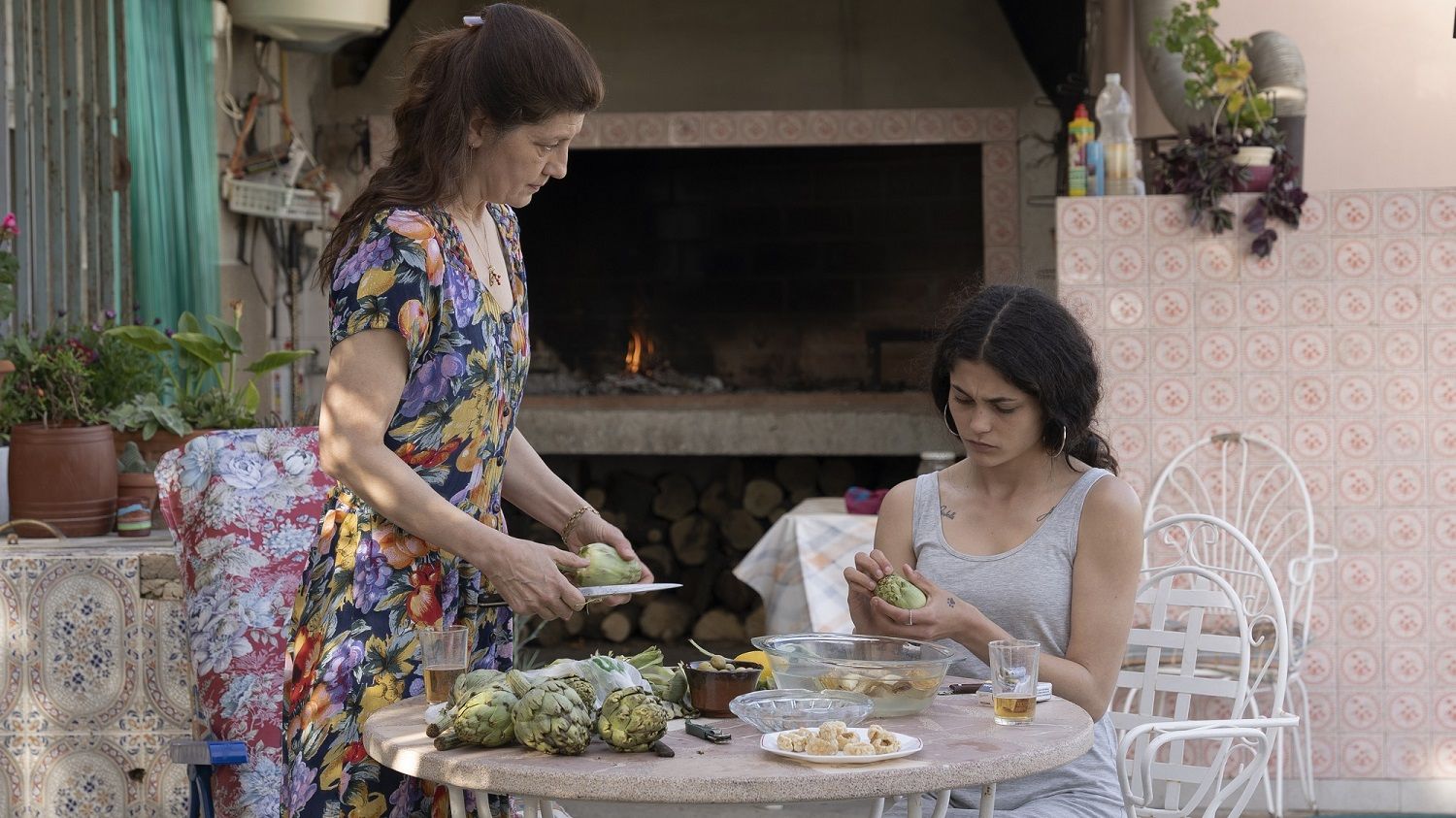 Nieve de Medina y Luna Pamies, en un fotograma de la película 'El agua', dirigida por Elena López Riera. LAIA LLUCH