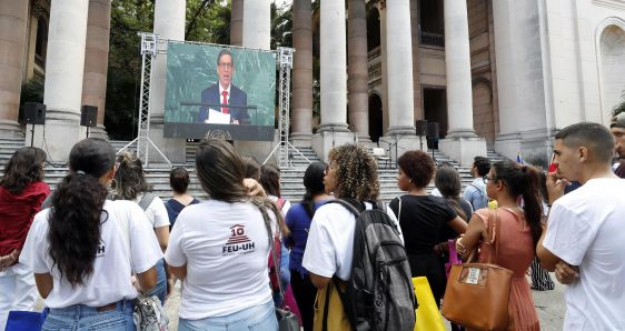 Estudiantes siguen desde La Habana el discurso del canciller cubano Bruno Rodríguez en la ONU, este 3 de noviembre. EFE/ERNESTO MASTRASCUSA