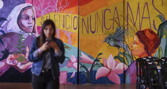 Mural reivindicativo en el Foro Feminista que ha reunido a mujeres latinoamericanas y caribeñas en Buenos Aires este 7 de noviembre. EFE/JUAN IGNACIO RONCORONI