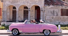 Turistas viajan en un coche clásico por La Habana, Cuba, el pasado 24 de octubre. EFE/ERNESTO MASTRASCUSA