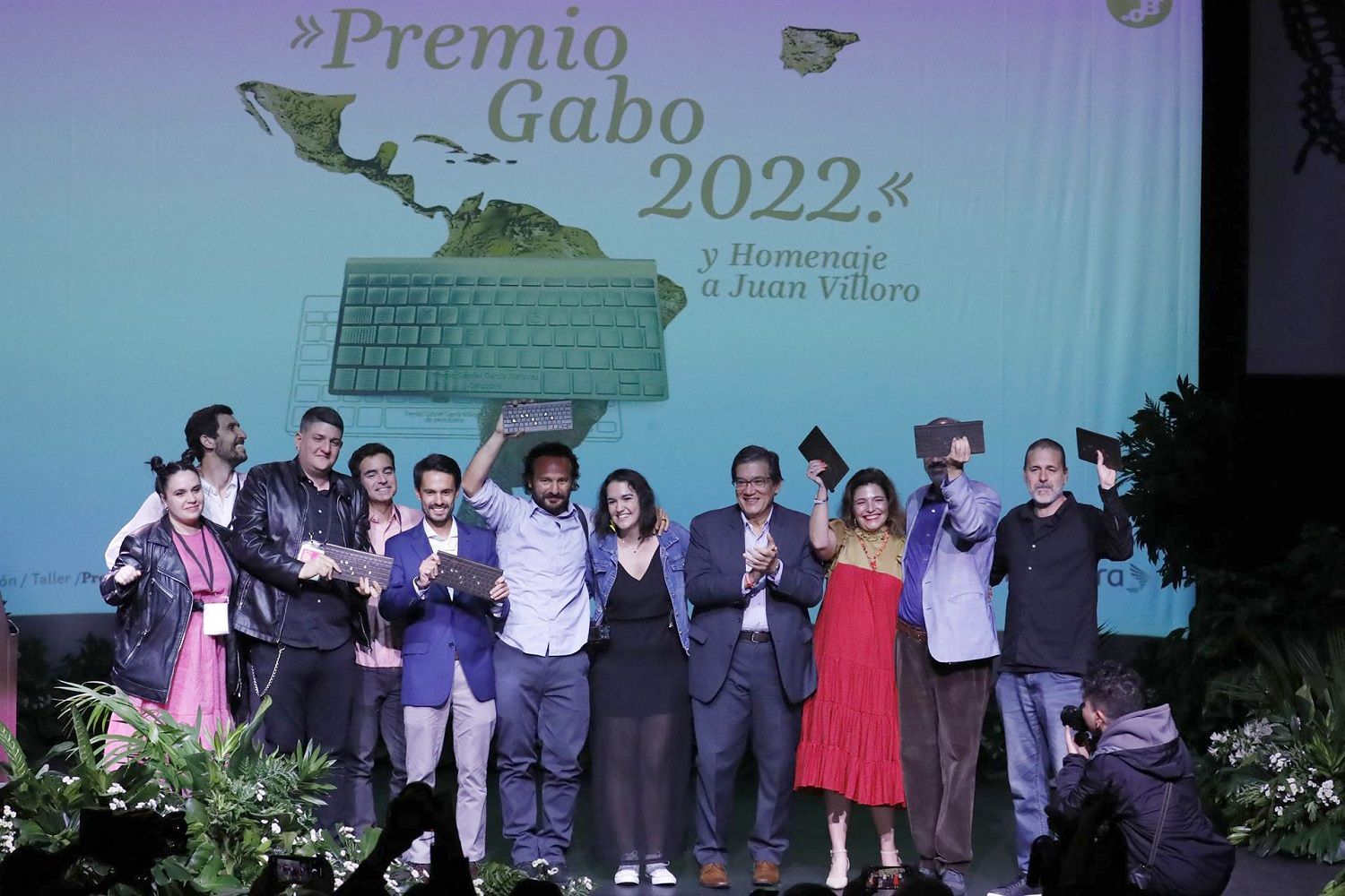 Ganadores del Premio Gabo 2022, en el Festival Gabo, en Bogotá, Colombia, el 22 de octubre de 2022. EFE/CARLOS ORTEGA